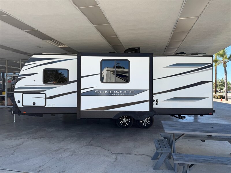 2022 Heartland Sundance Ultra Lite 241BH   - Photo 3 - Hemet, CA 92544