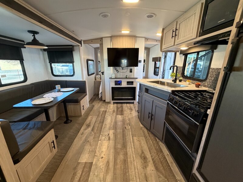 2022 Heartland Sundance Ultra Lite 241BH   - Photo 21 - Hemet, CA 92544