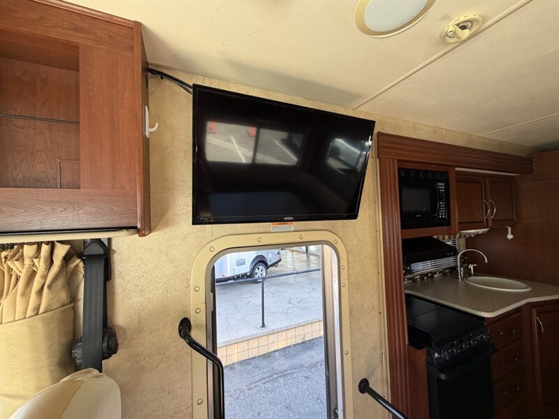 2013 Thor A.C.E 27.1   - Photo 11 - Hemet, CA 92544
