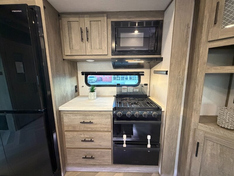 2022 Forest River Wildwood 353BED   - Photo 12 - Hemet, CA 92544
