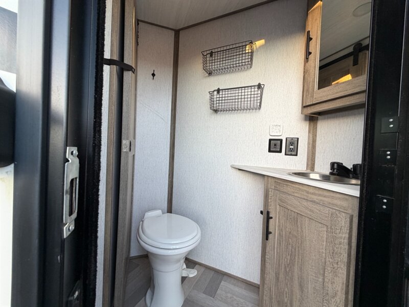 2022 Forest River Wildwood 353BED   - Photo 23 - Hemet, CA 92544