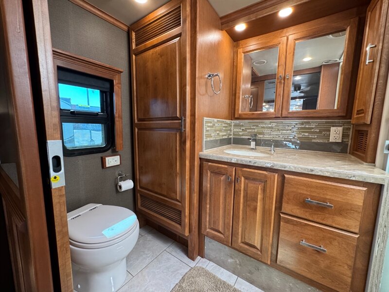 2018 Tiffin Phaeton 37BH   - Photo 23 - Hemet, CA 92544