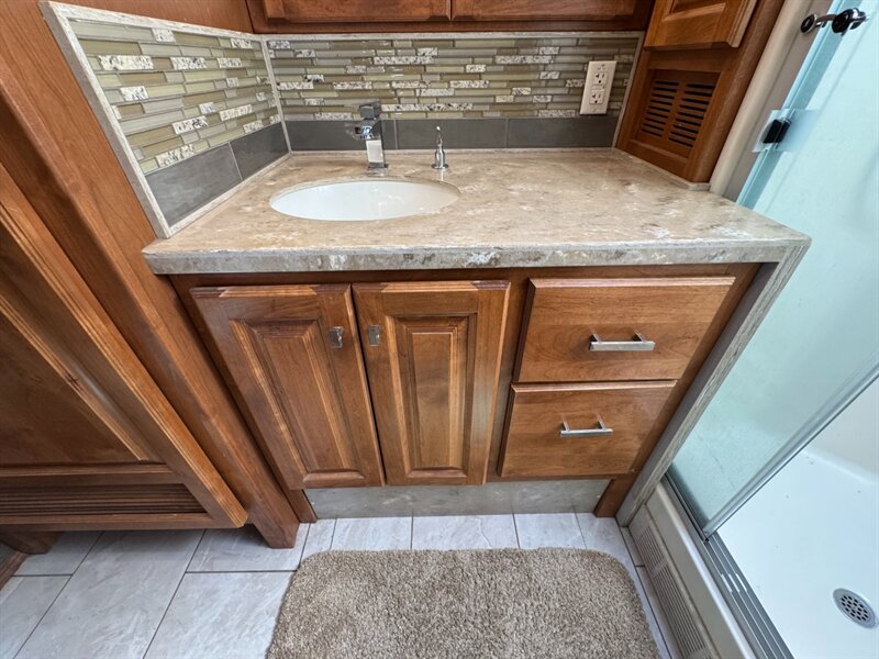2018 Tiffin Phaeton 37BH   - Photo 28 - Hemet, CA 92544
