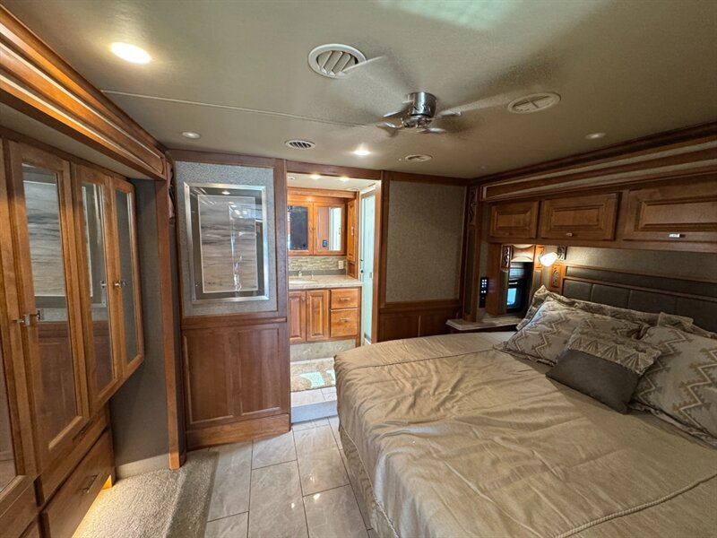 2018 Tiffin Phaeton 37BH   - Photo 19 - Hemet, CA 92544