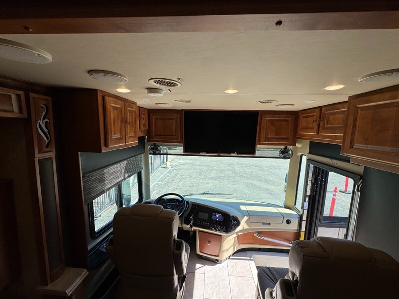 2018 Tiffin Phaeton 37BH   - Photo 5 - Hemet, CA 92544
