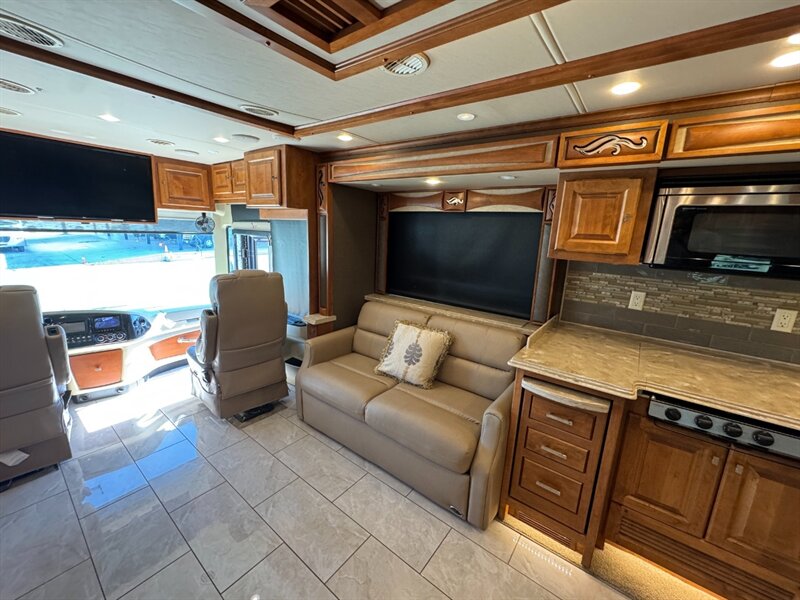 2018 Tiffin Phaeton 37BH   - Photo 17 - Hemet, CA 92544
