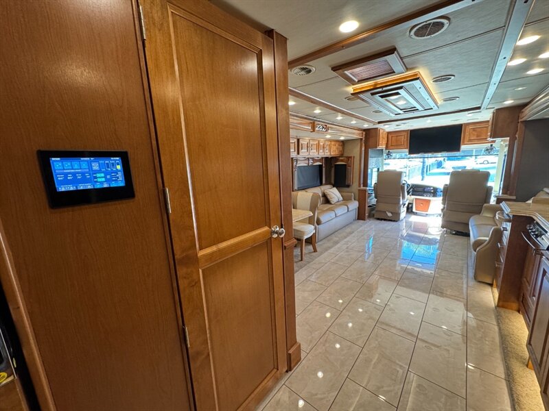 2018 Tiffin Phaeton 37BH   - Photo 11 - Hemet, CA 92544
