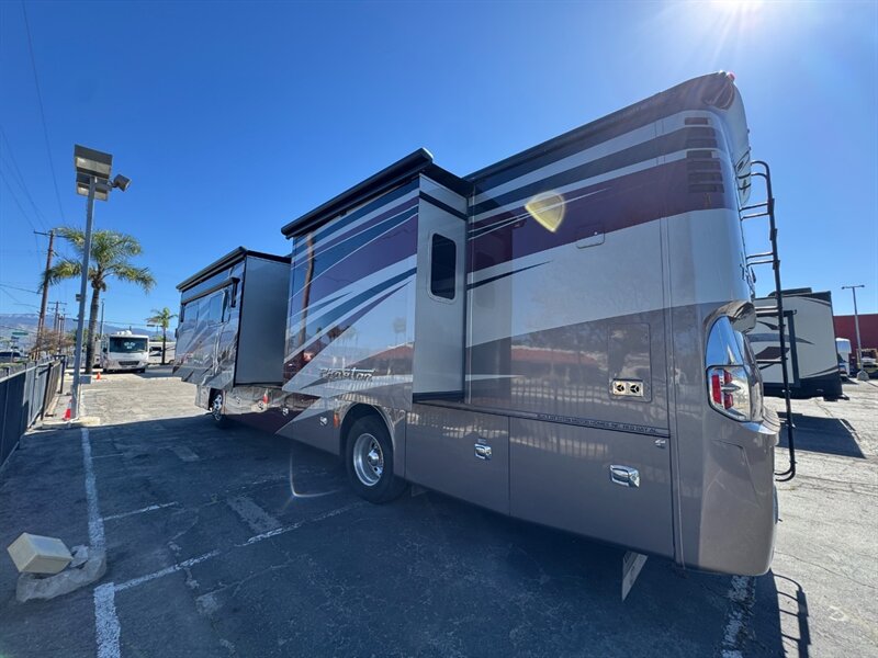 2018 Tiffin Phaeton 37BH   - Photo 32 - Hemet, CA 92544