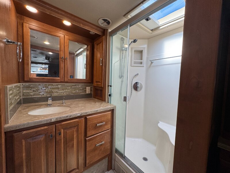2018 Tiffin Phaeton 37BH   - Photo 24 - Hemet, CA 92544