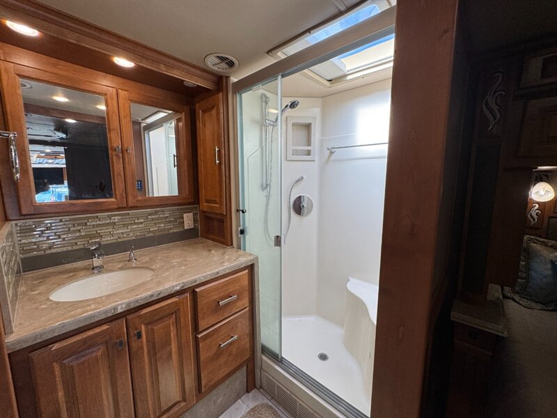 2018 Tiffin Phaeton 37BH   - Photo 26 - Hemet, CA 92544