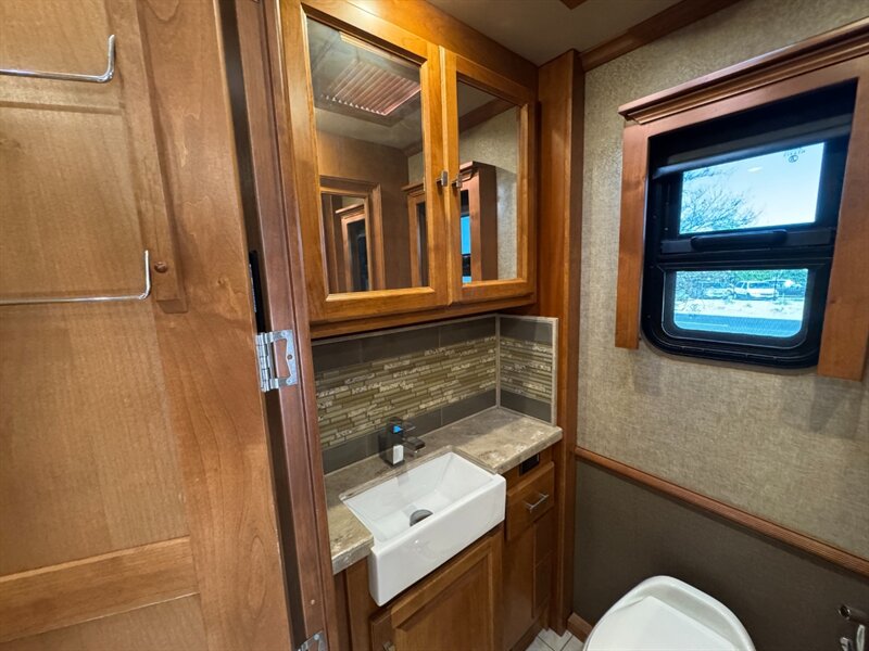 2018 Tiffin Phaeton 37BH   - Photo 9 - Hemet, CA 92544