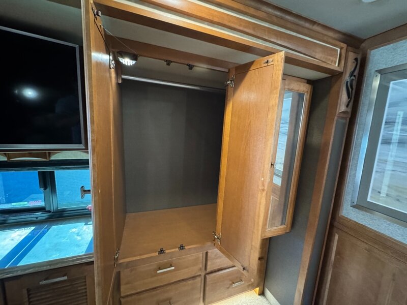 2018 Tiffin Phaeton 37BH   - Photo 25 - Hemet, CA 92544