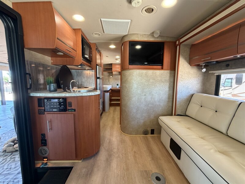 2012 Winnebago Via 25T   - Photo 7 - Hemet, CA 92544