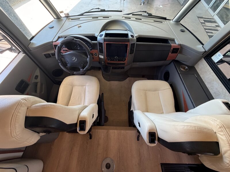 2012 Winnebago Via 25T   - Photo 25 - Hemet, CA 92544