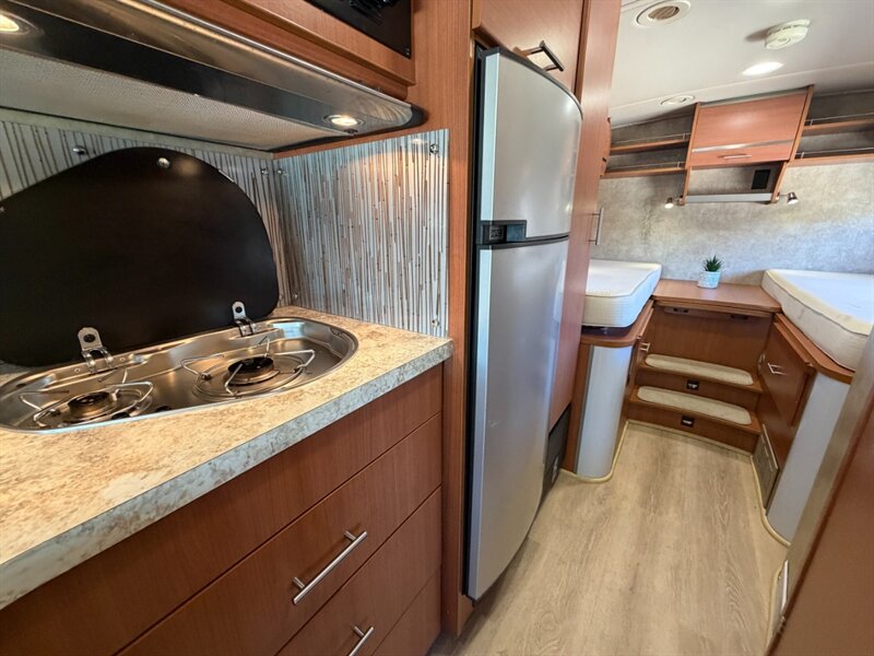 2012 Winnebago Via 25T   - Photo 12 - Hemet, CA 92544