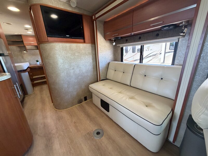 2012 Winnebago Via 25T   - Photo 8 - Hemet, CA 92544