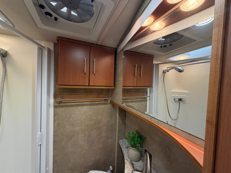2012 Winnebago Via 25T   - Photo 16 - Hemet, CA 92544