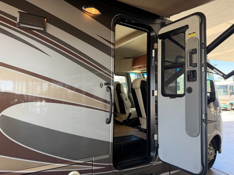 2012 Winnebago Via 25T   - Photo 6 - Hemet, CA 92544