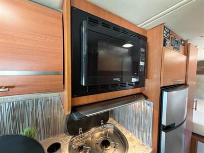 2012 Winnebago Via 25T - Photo 11 - Hemet, CA 92544