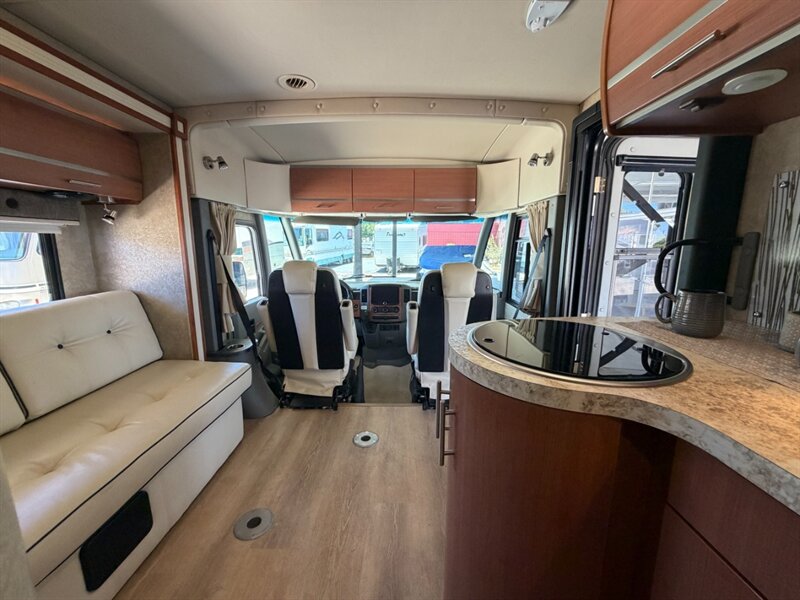 2012 Winnebago Via 25T   - Photo 23 - Hemet, CA 92544