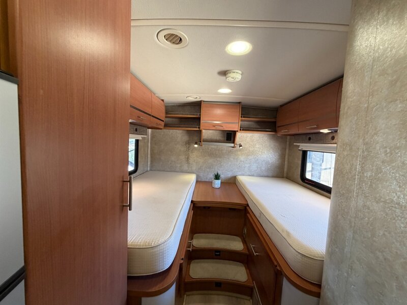 2012 Winnebago Via 25T   - Photo 18 - Hemet, CA 92544