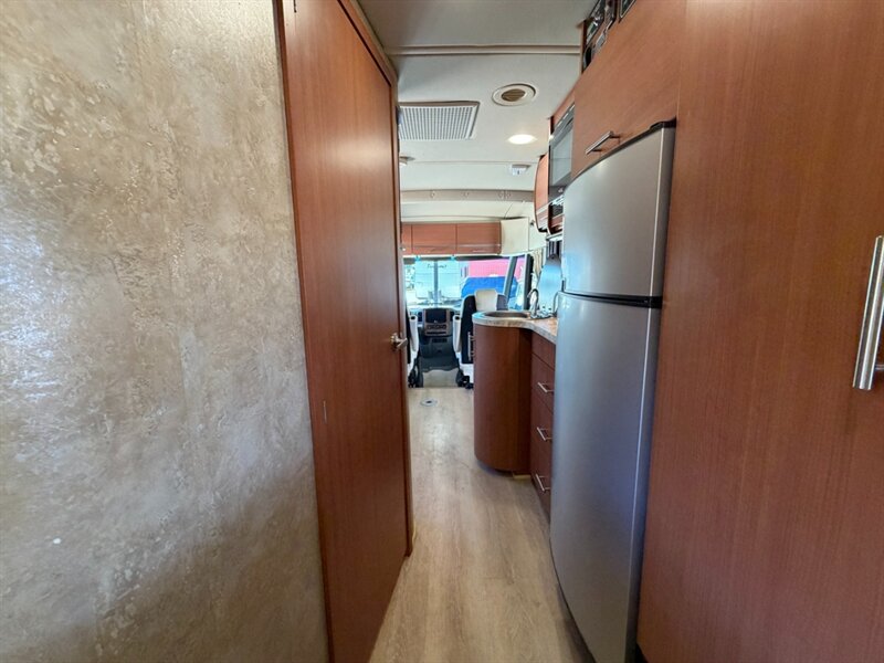 2012 Winnebago Via 25T   - Photo 22 - Hemet, CA 92544