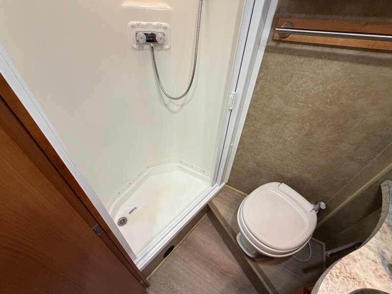 2012 Winnebago Via 25T   - Photo 15 - Hemet, CA 92544