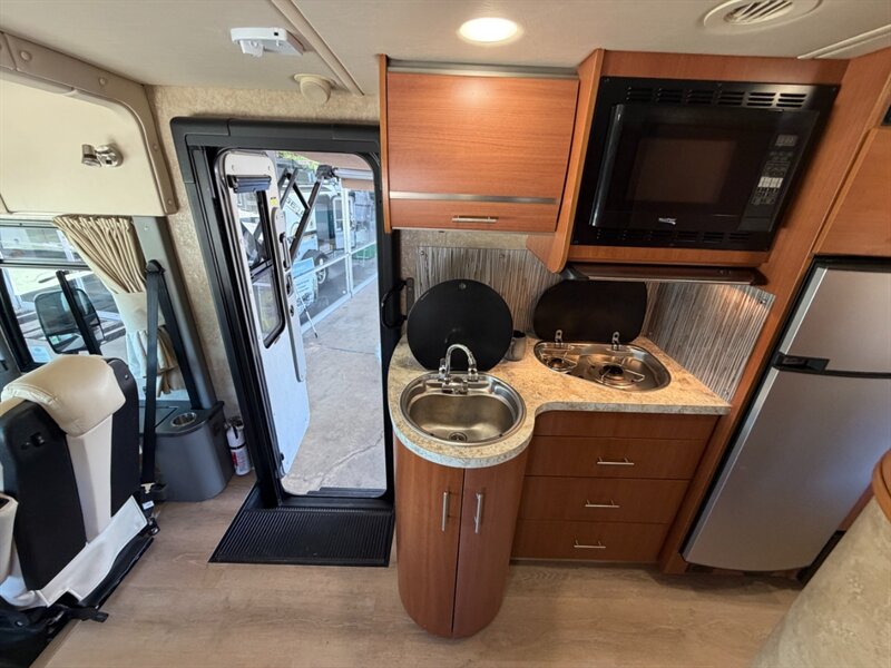 2012 Winnebago Via 25T   - Photo 9 - Hemet, CA 92544