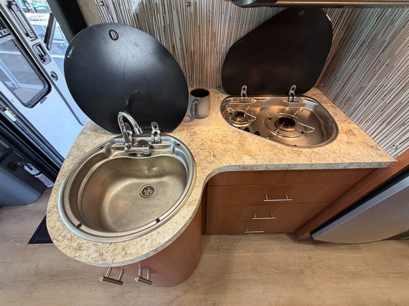 2012 Winnebago Via 25T   - Photo 10 - Hemet, CA 92544