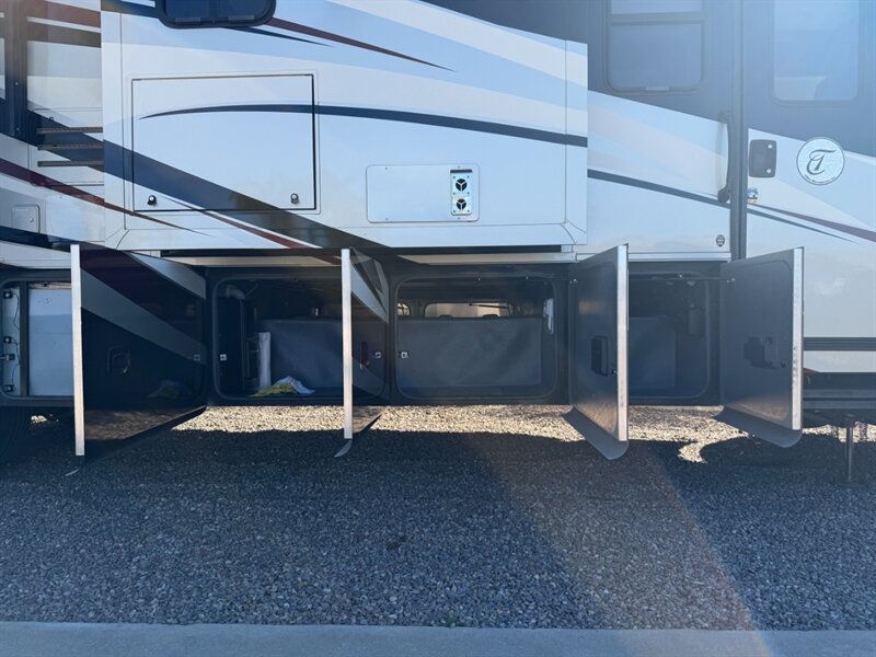 2014 Tiffin Allegro 35QBA   - Photo 31 - Hemet, CA 92544