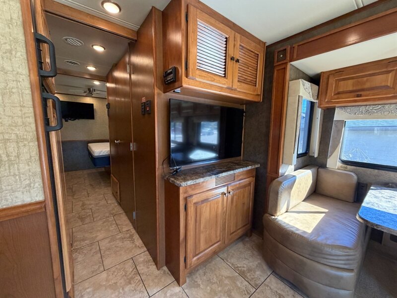 2014 Tiffin Allegro 35QBA   - Photo 13 - Hemet, CA 92544