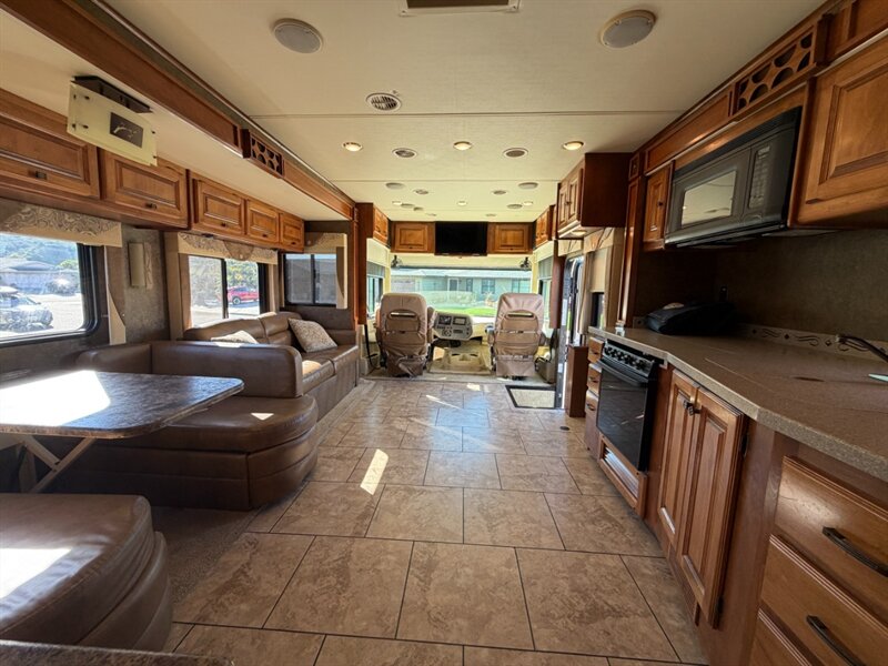 2014 Tiffin Allegro 35QBA   - Photo 19 - Hemet, CA 92544