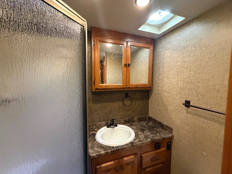 2014 Tiffin Allegro 35QBA   - Photo 28 - Hemet, CA 92544