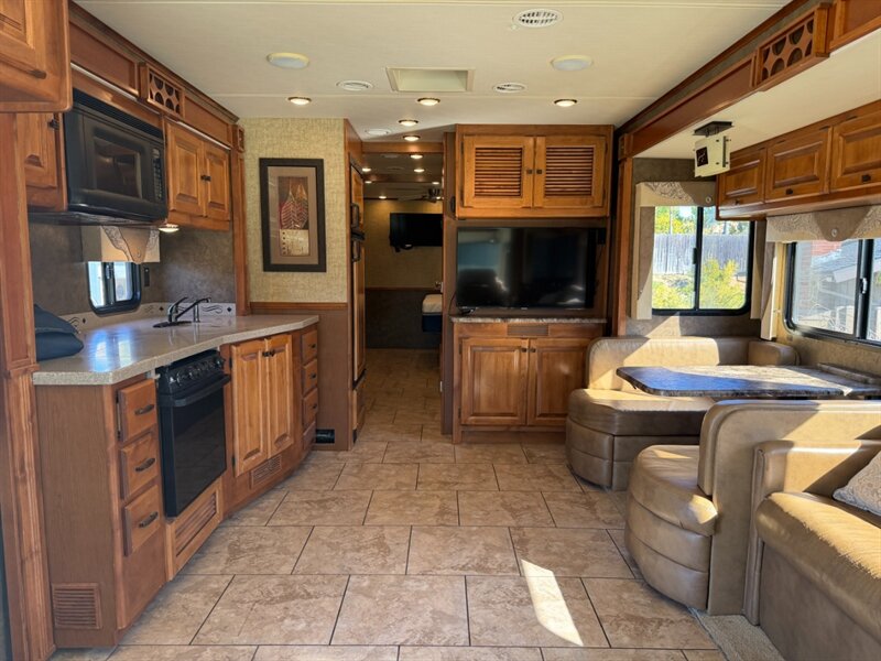 2014 Tiffin Allegro 35QBA   - Photo 10 - Hemet, CA 92544