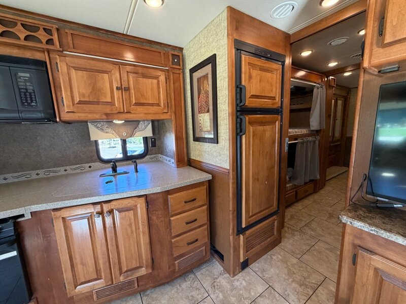 2014 Tiffin Allegro 35QBA   - Photo 12 - Hemet, CA 92544