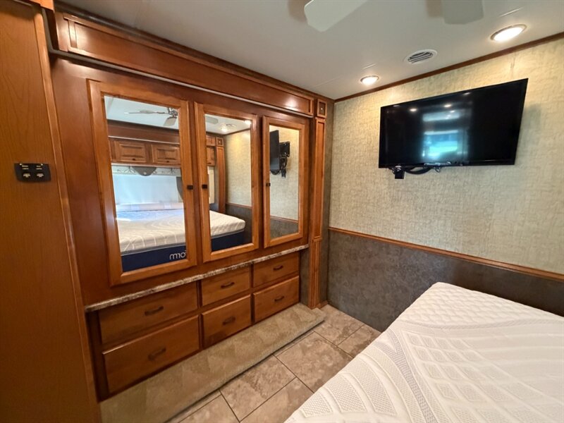 2014 Tiffin Allegro 35QBA   - Photo 24 - Hemet, CA 92544