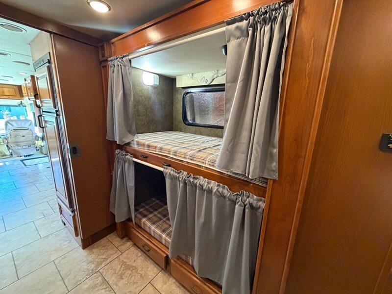 2014 Tiffin Allegro 35QBA   - Photo 21 - Hemet, CA 92544