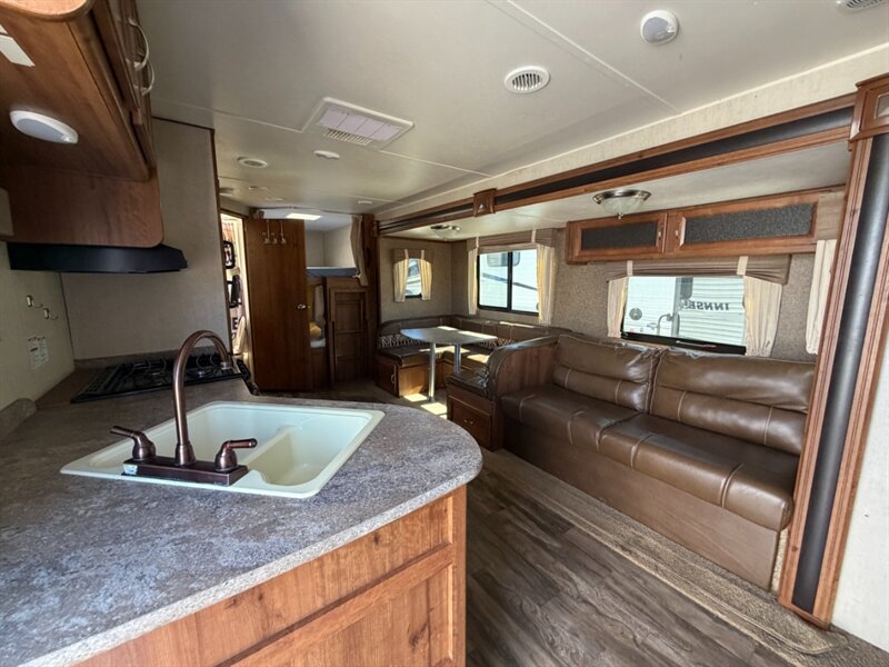 2017 Gulf Stream Innsbruck 268DDS   - Photo 8 - Hemet, CA 92544