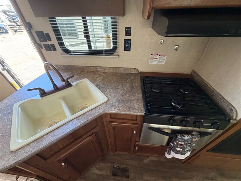 2017 Gulf Stream Innsbruck 268DDS   - Photo 15 - Hemet, CA 92544