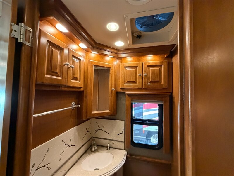 2013 Tiffin Phaeton 40QBH   - Photo 22 - Hemet, CA 92544