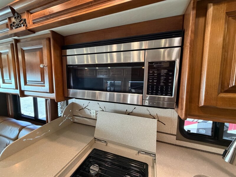 2013 Tiffin Phaeton 40QBH   - Photo 12 - Hemet, CA 92544