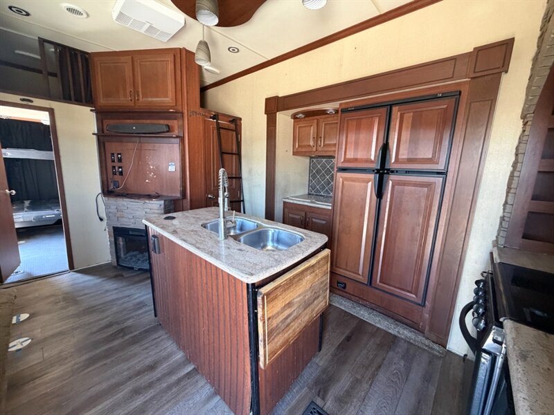2015 Forest River Vengeance 38L12   - Photo 4 - Hemet, CA 92544
