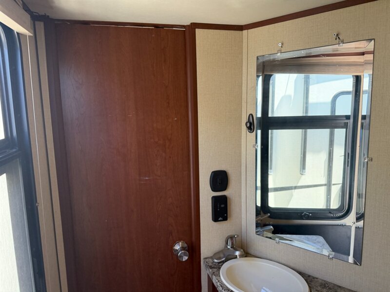 2015 Forest River Vengeance 38L12   - Photo 16 - Hemet, CA 92544
