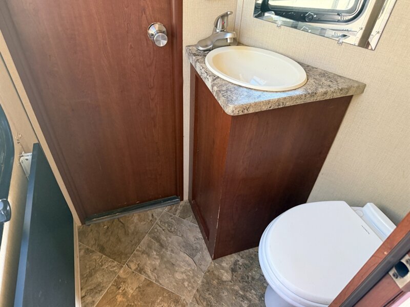 2015 Forest River Vengeance 38L12   - Photo 17 - Hemet, CA 92544
