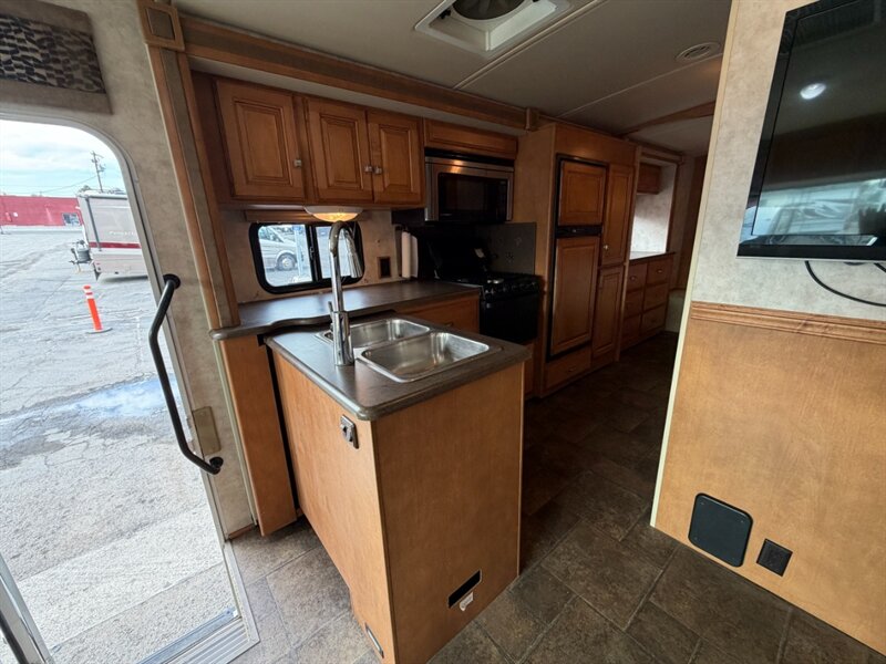 2013 Itasca Sunstar 27N   - Photo 7 - Hemet, CA 92544
