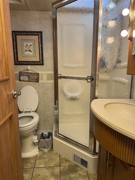 2006 Winnebago Journey 32T   - Photo 4 - Hemet, CA 92544