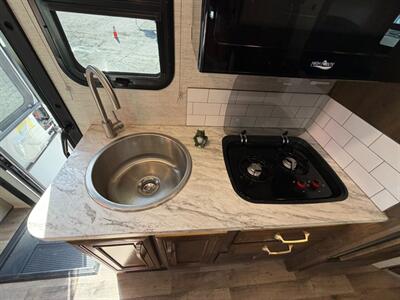 2021 Jayco Melbourne 24L   - Photo 11 - Hemet, CA 92544