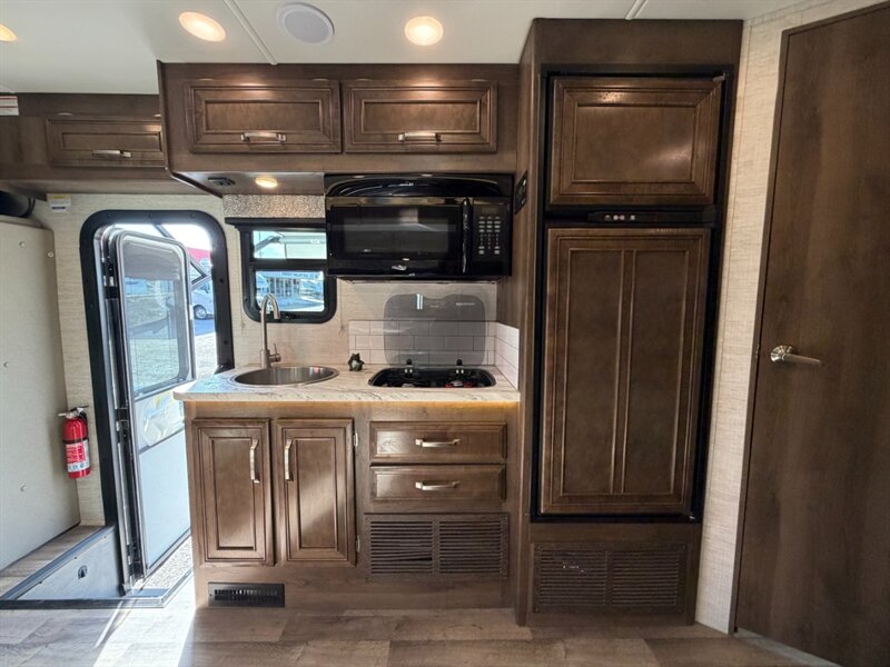 2021 Jayco Melbourne 24L   - Photo 8 - Hemet, CA 92544