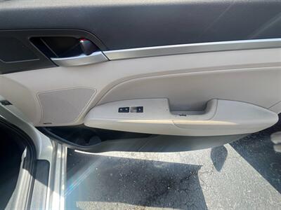 2017 Hyundai ELANTRA Limited - Photo 10 - Huffman, TX 77336