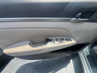 2017 Hyundai ELANTRA Limited - Photo 6 - Huffman, TX 77336